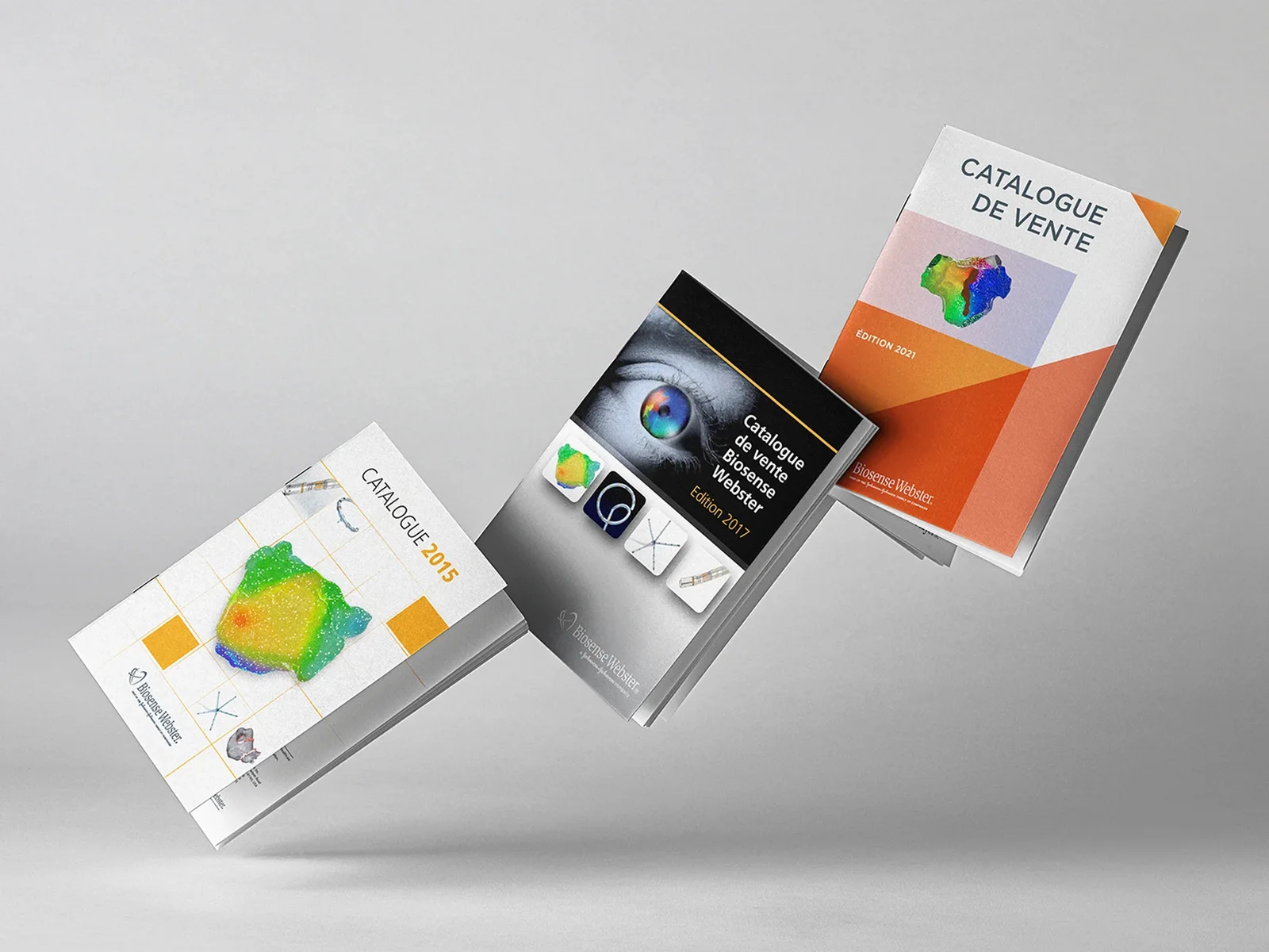 Les éditions 2015, 2017 et 2021 du catalogue de vente Biosense Webster réunies dans un seul cadre, montrant l’évolution du système de couverture d’une édition à l’autre